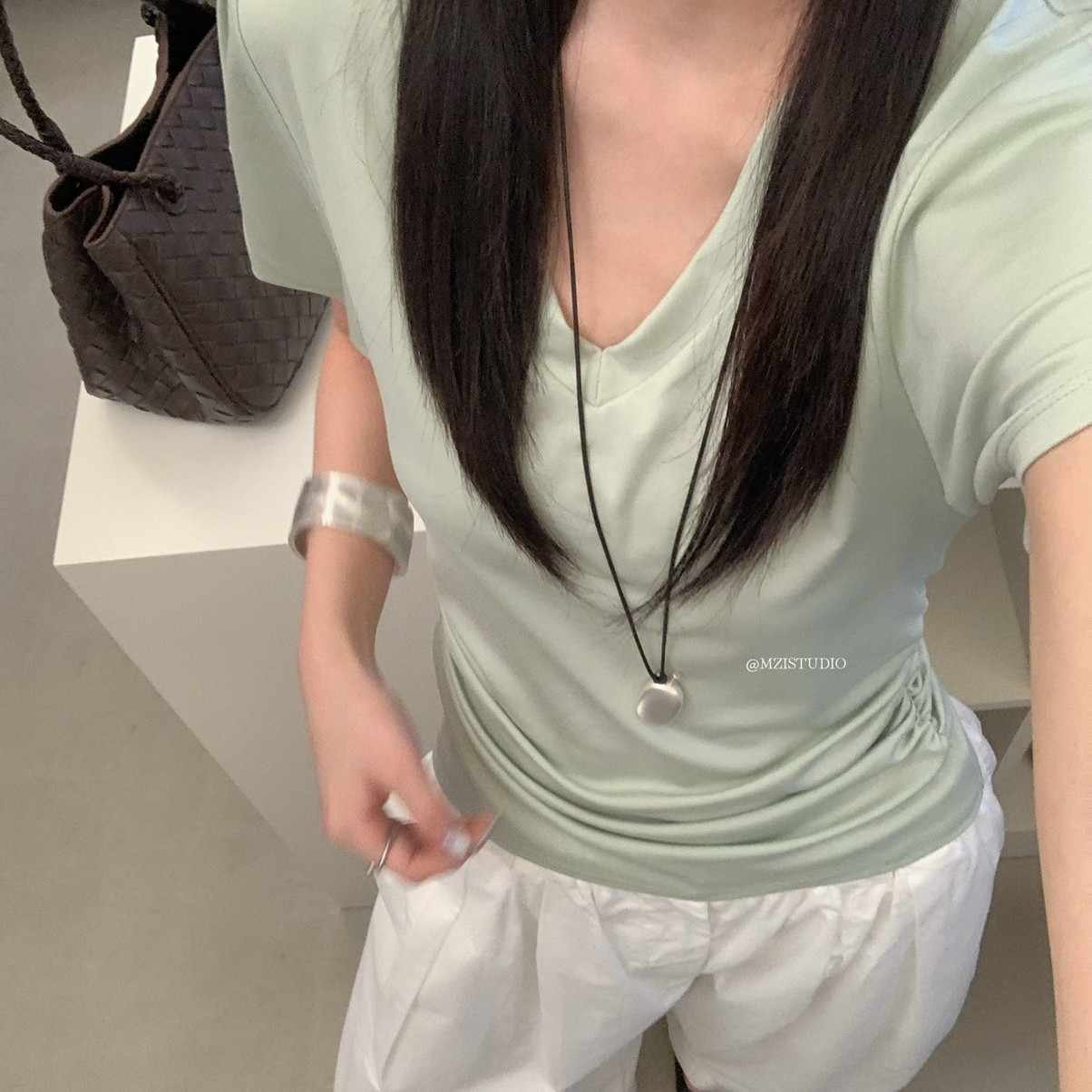 MZI STUDIO-莱赛尔v领收腰抽褶小设计柔软亲肤套头短袖T恤A10190#
