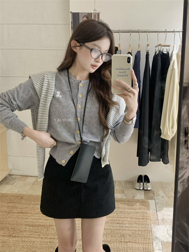 YJIA韩系简约百搭绣花圆领针织衫