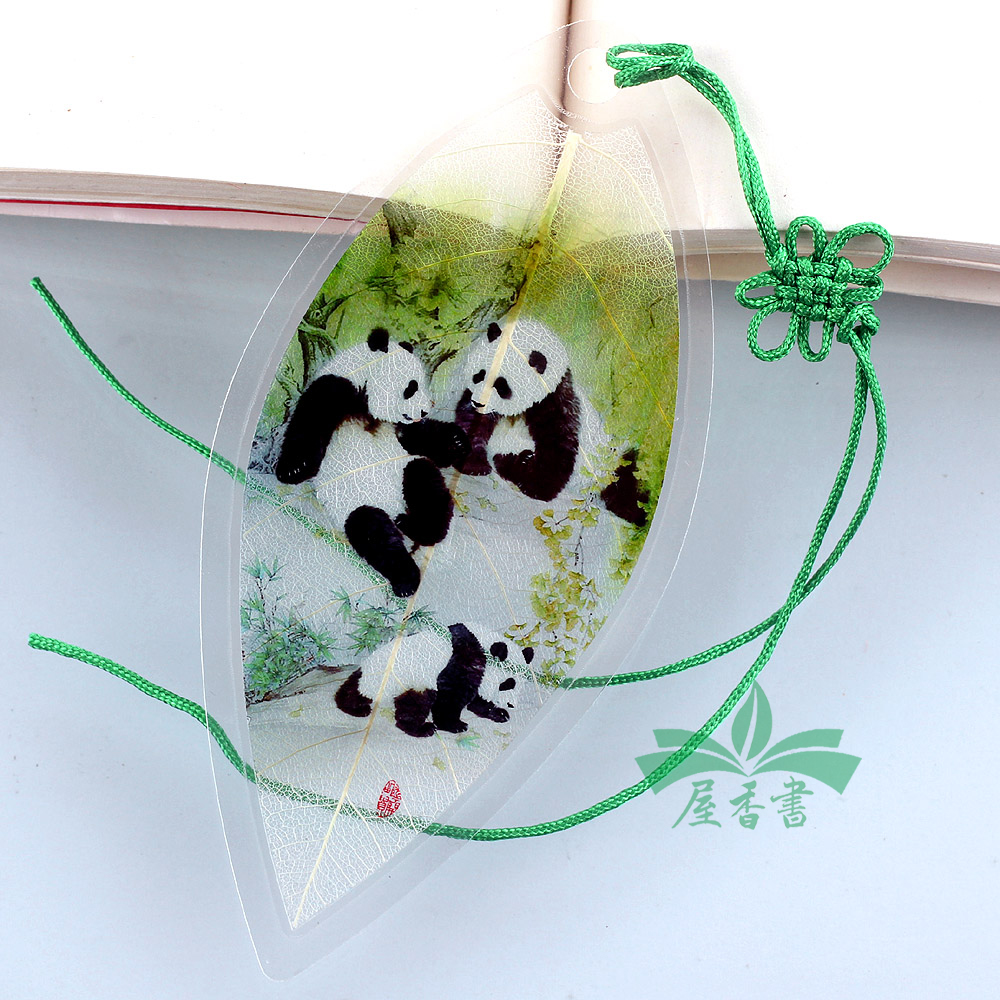 本店书签采用采用天然树叶叶脉，结合先进的生产工艺手工制作而成，具有创意新颖奇特的特点；本店有专业的美工设计和生产团队。可加LOGO、二维码，根据客户的图片和需求来定制。 叶脉书签是近年流行于校园的纯手工制作的民间美术工艺品，近年来更是深受广大企业和商家广告宣传的热爱。