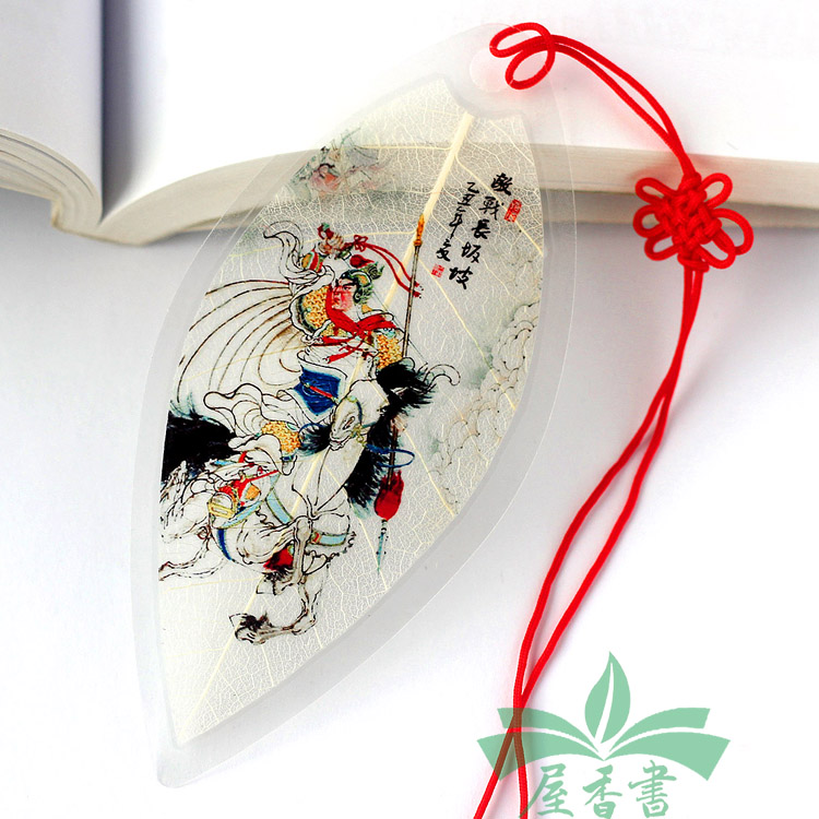 本店书签采用采用天然树叶叶脉，结合先进的生产工艺手工制作而成，具有创意新颖奇特的特点；本店有专业的美工设计和生产团队。可加LOGO、二维码，根据客户的图片和需求来定制。 叶脉书签是近年流行于校园的纯手工制作的民间美术工艺品，近年来更是深受广大企业和商家广告宣传的热爱。