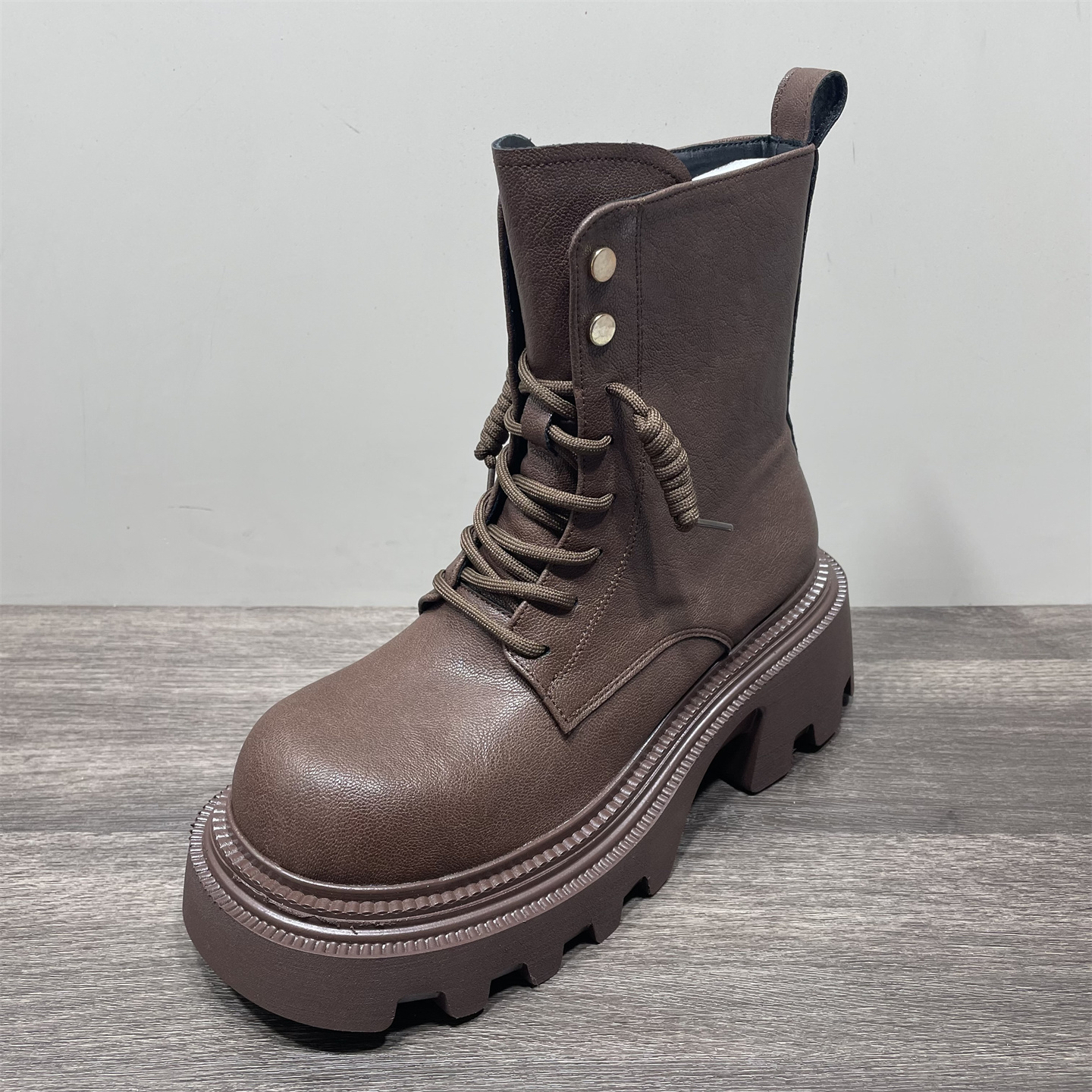 断码处理网红马丁靴女