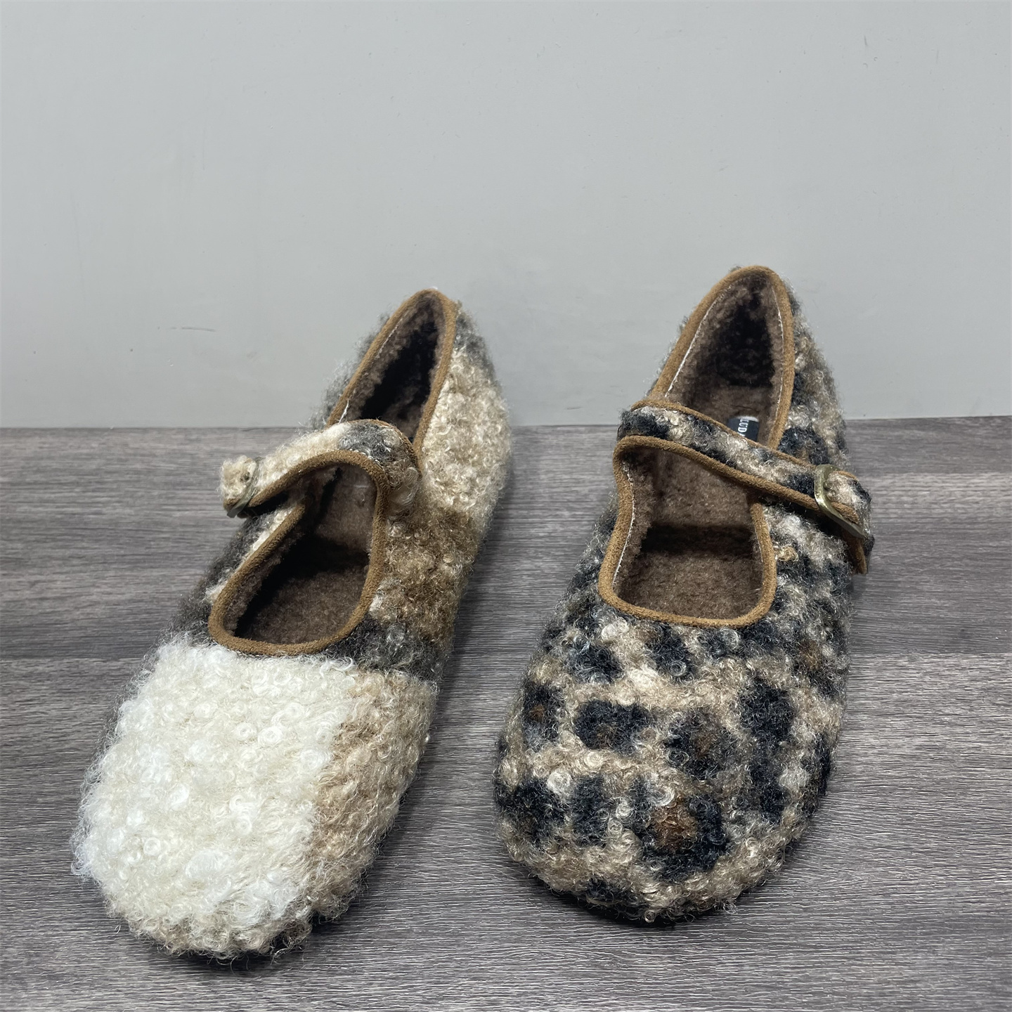 一字扣带加绒保暖毛毛平底单鞋女