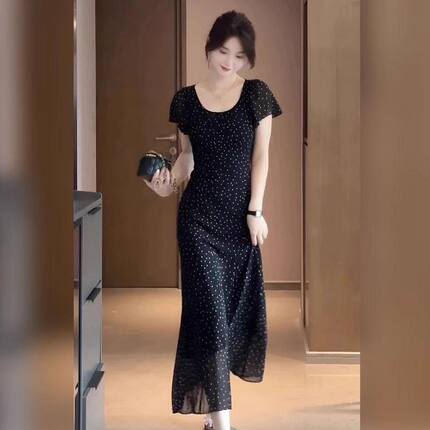 法式赫本风黑色减龄连衣裙女2026夏季新款高级感收腰显瘦气质长裙