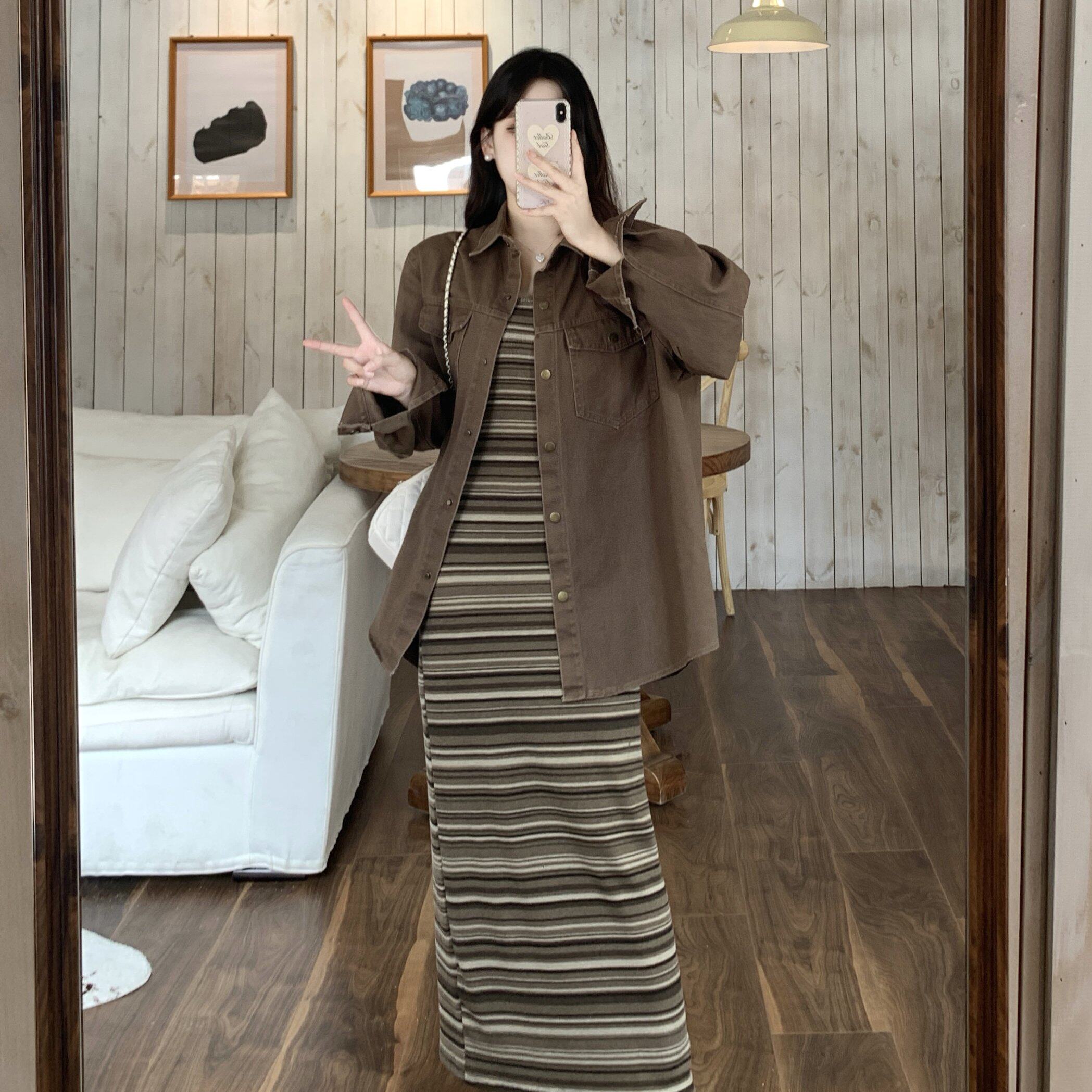 实拍2025年时尚宽松咖色系牛仔外套长袖秋修身条纹吊带连衣裙套装