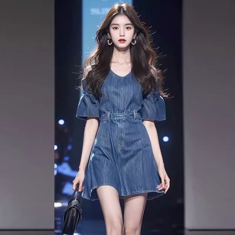 气质名媛高端女神范高级感法式彩术生蓝色牛仔露肩连衣裙女夏