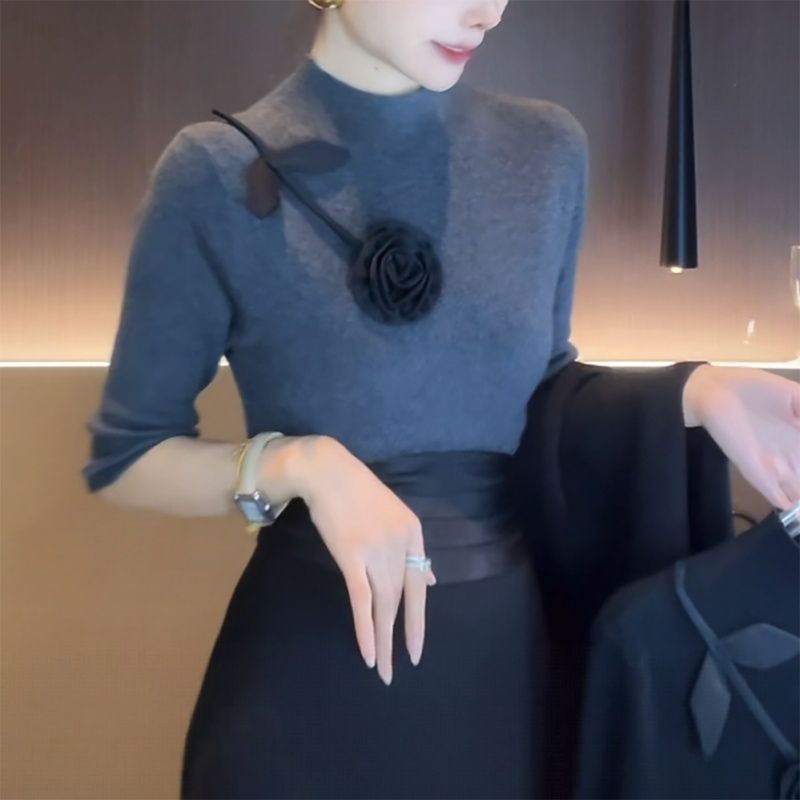 灰色半高领针织衫女秋季高级感修身显瘦内搭中袖花朵打底毛衣上衣