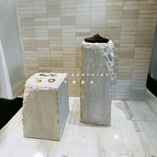 侘寂风天然黄洞大理石荒料粗凿雕塑落地摆件底座石立柱墩子展示台