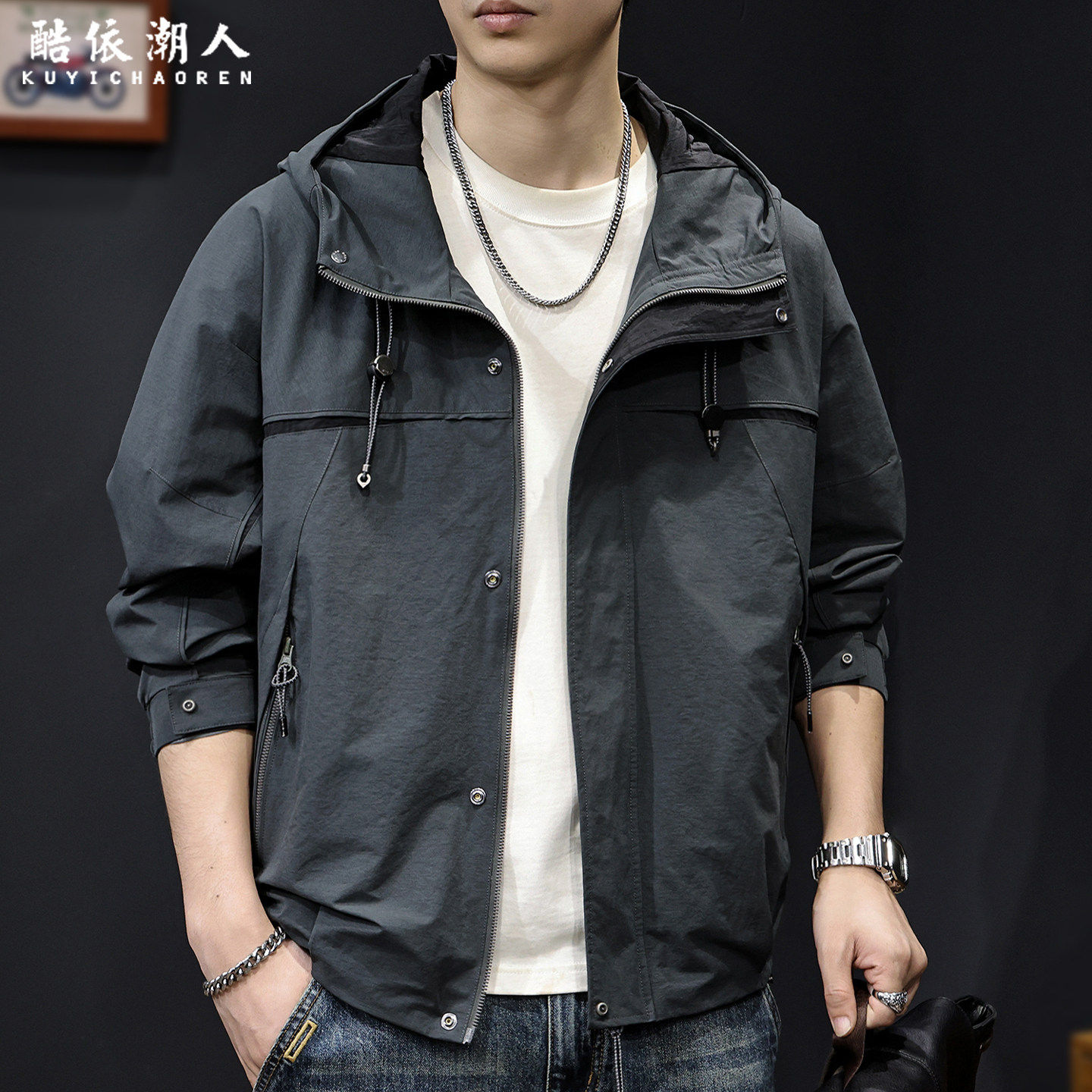 户外工装休闲夹克男士外套春秋季2026新款宽松大码连帽拼色冲锋衣