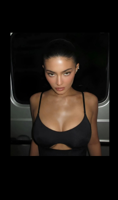 俄罗斯购买kylie同款包胸设计镂空吊带紧身包臀迷你裙