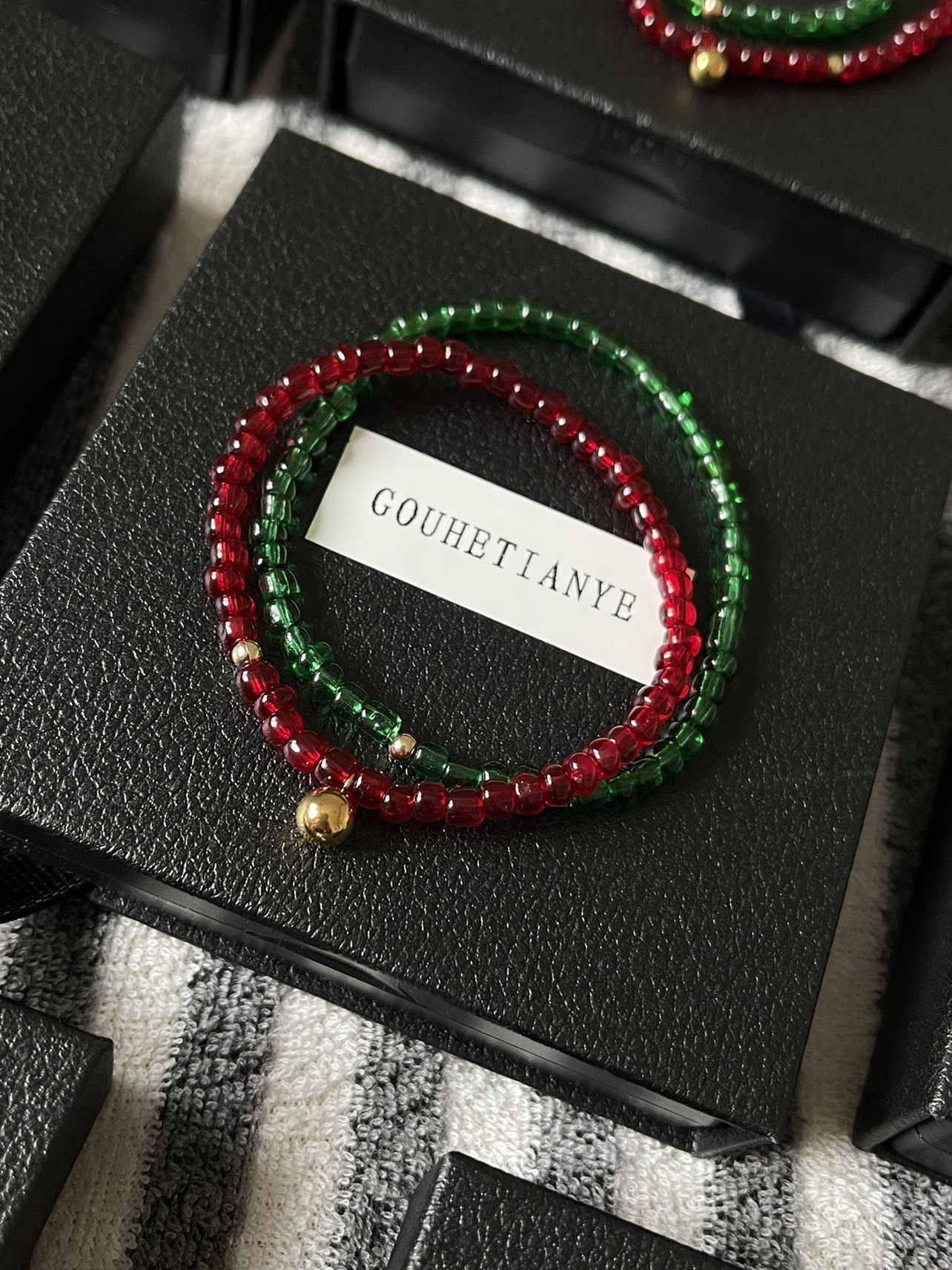 gouhetianye原创小众设计古法老琉璃红绿撞色串珠弹力手链女
