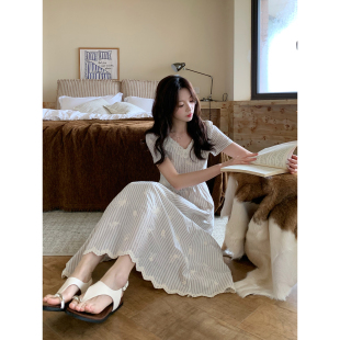 女刺绣蕾丝拼接收腰条纹长裙 韩系高智感法式 Even一雯 风旅漫歌