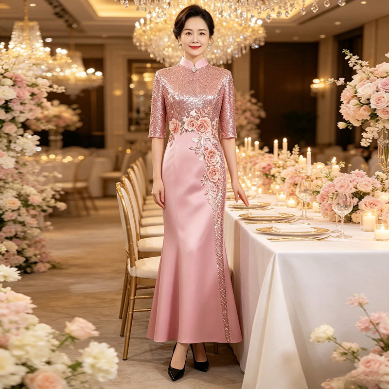 年轻喜妈妈婚礼旗袍裙