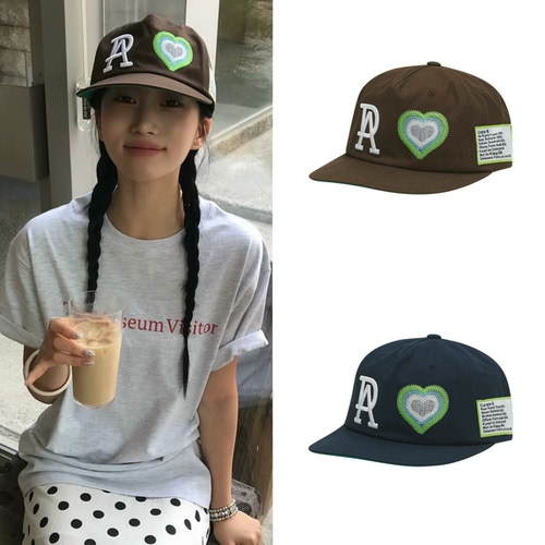 买手店 themuseumvisitor 26新款 贴布刺绣印花平沿棒球帽鸭舌帽
