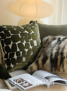 森系绿色抱枕套复古高级感毛绒抱枕中古风轻奢腰枕小清新沙发靠枕