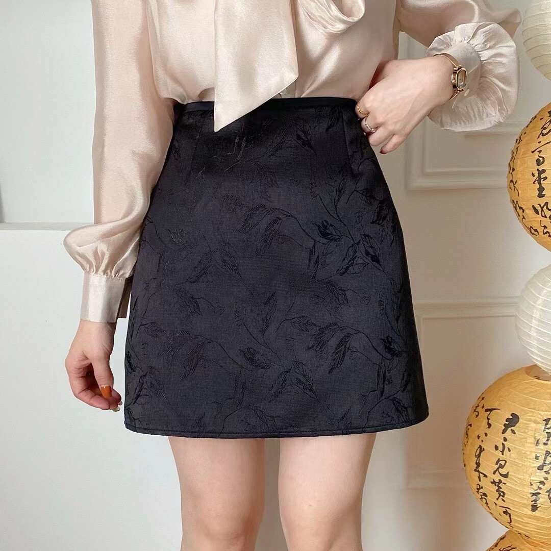 刺绣缎面A字半身裙女2024新款春夏新中式国风高腰修身短裙显瘦ins
