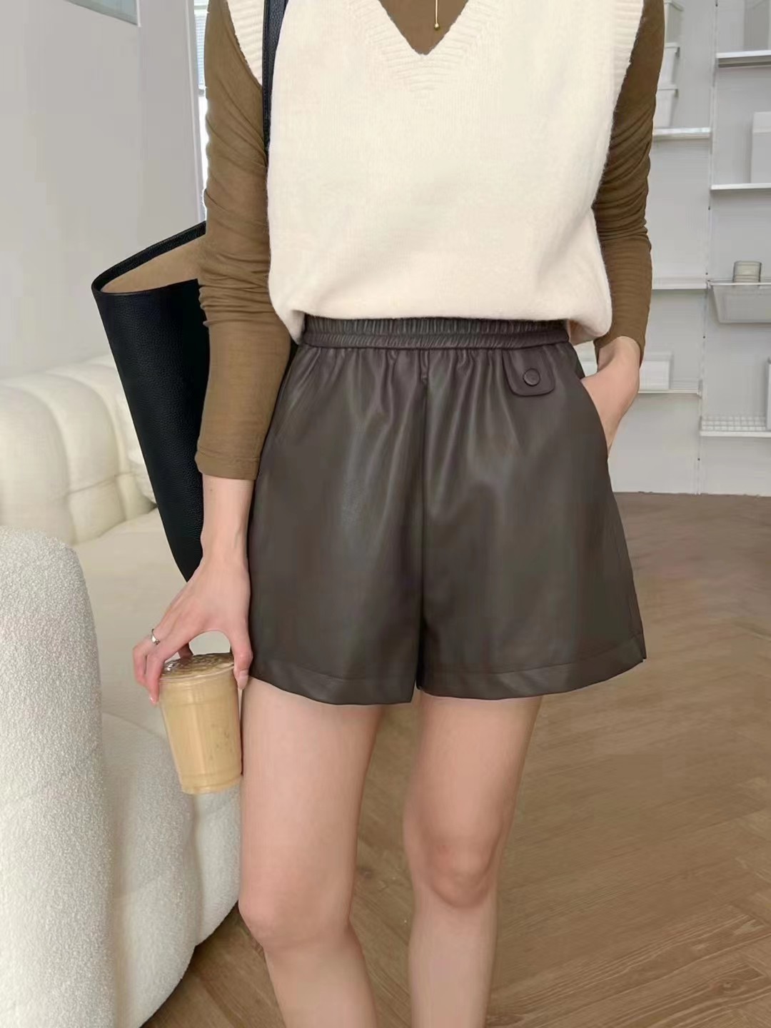 2022秋季新品扣子宽松口袋松紧腰水洗PU皮阔腿短裤百搭显瘦依然纯,女装/女士精品,休闲裤,淘宝优惠券,粉丝福利购,淘宝优惠卷