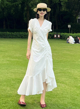 白色不规则设计感收腰连衣裙女夏法式高级感气质v领荷叶边泡泡袖