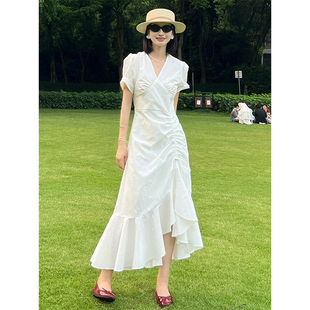 白色不规则设计感收腰连衣裙女夏法式高级感气质v领荷叶边泡泡袖