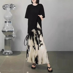 大码女装夏胖mm套装烫钻显瘦不规则T恤水墨印花百褶半身裙两件套