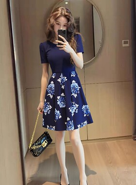 蓝色印花拼接连衣裙女夏短袖修身收腰百褶中长裙气子质大码高级感