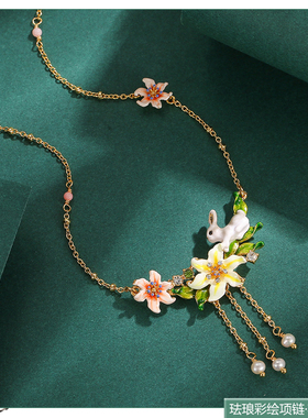 珐琅彩釉双色水仙花生肖兔锁骨链