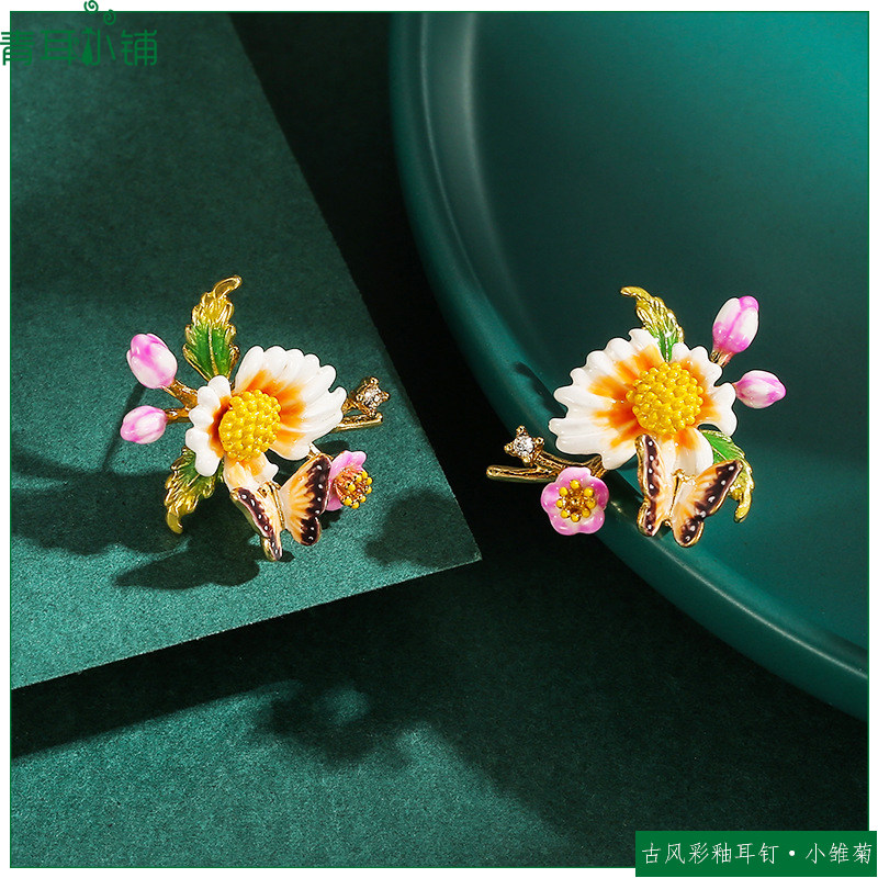 珐琅彩釉雏菊花小蝴蝶银针耳钉