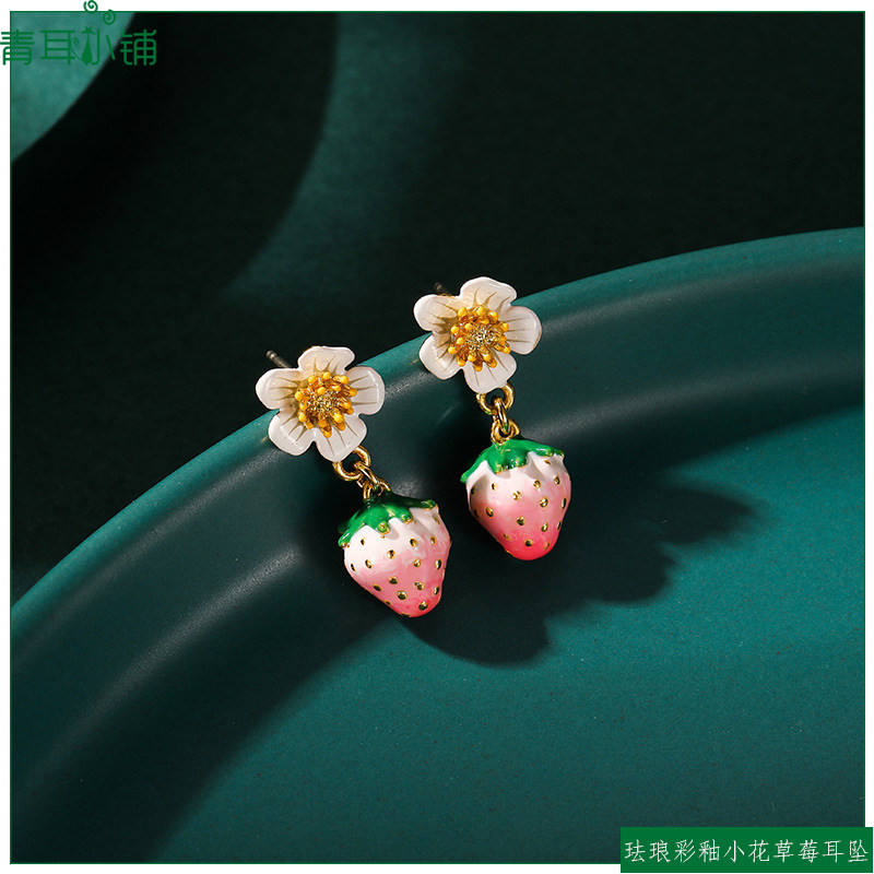 珐琅彩釉白色小花立体小草莓耳钉
