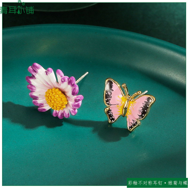 彩釉渐变色雏菊小蝴蝶不对称耳钉