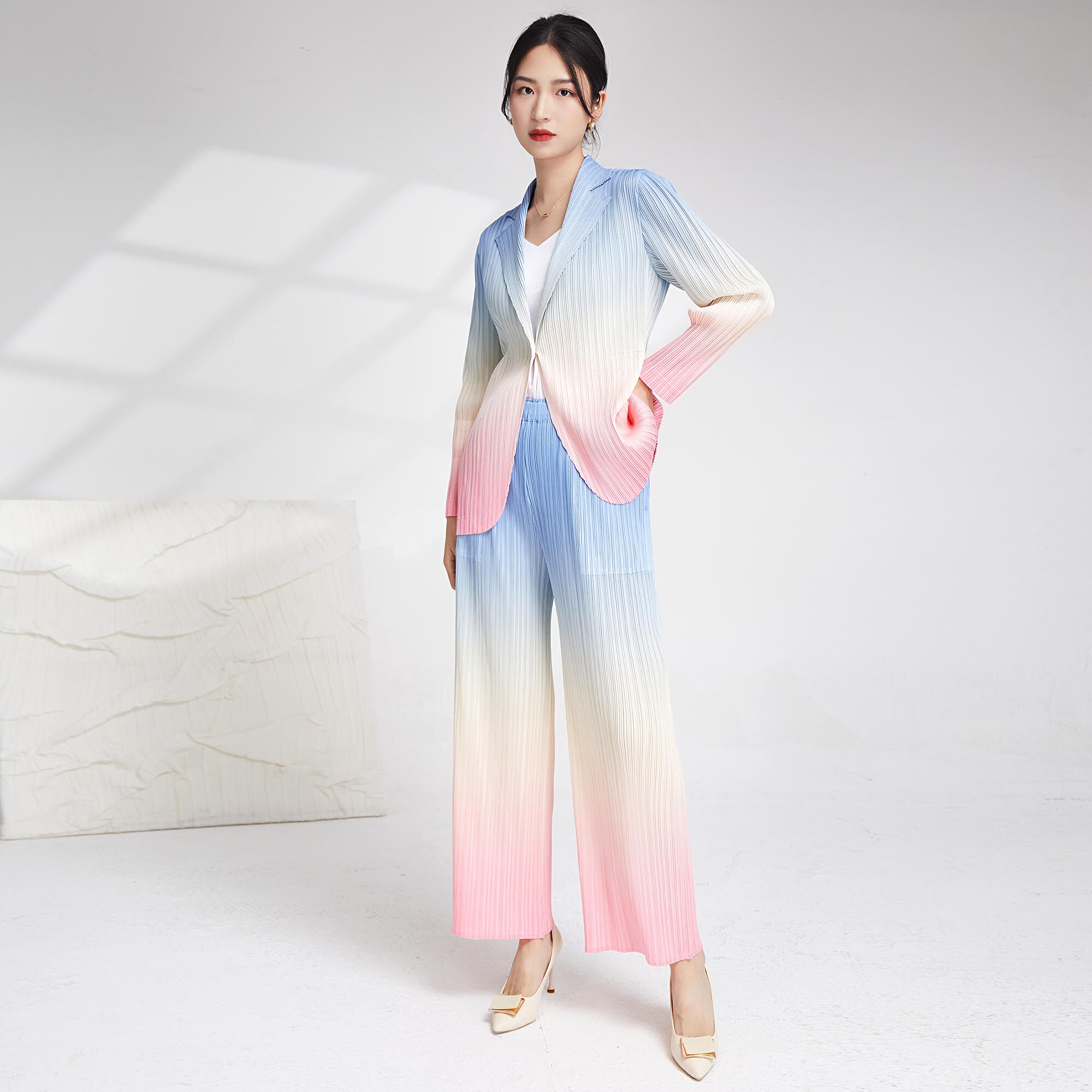2024春季渐变色西服套装女洋气长袖西装外套褶皱直筒长裤职业套装