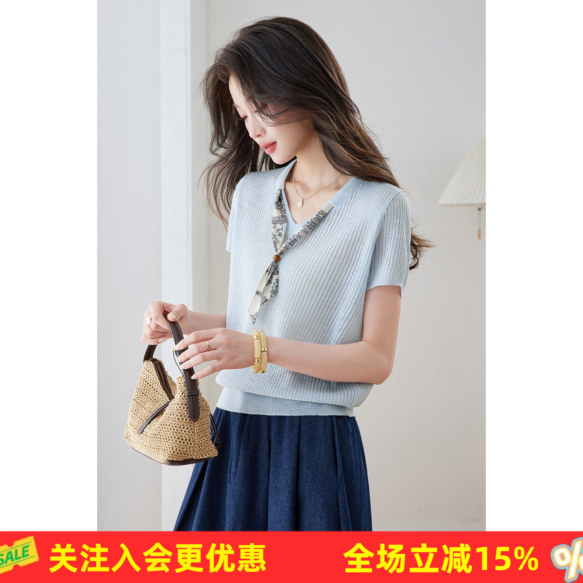 设计感丝巾飘带 V 领竖条纹透气宽松遮肉减龄短袖体恤女式针织衫