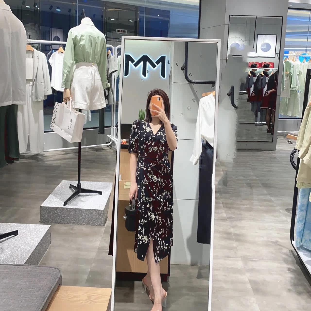 2023新款夏装MM季麦檬商场同款复古碎花V领开叉连衣裙女5E4392621属于什么档次？