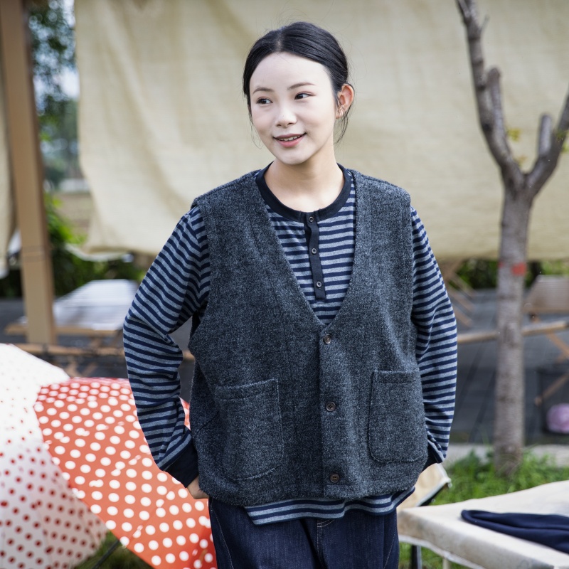 深灰色百搭简约舒适通勤马甲