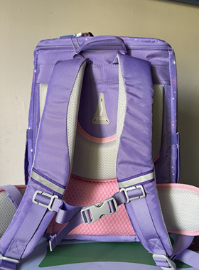 6.1首选礼盒儿童书包小学女生背包男孩轻便护脊减负一三到六年级