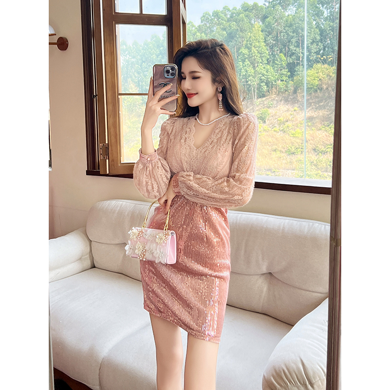 粉色V领包臀短款泡泡袖连衣裙