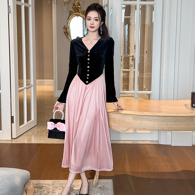 V领丝绒拼接长款喇叭袖连衣裙