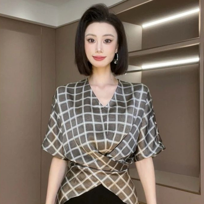 新款灰色格子V领情侣短袖衬衫小众减龄炸街高级货宽松独特上衣