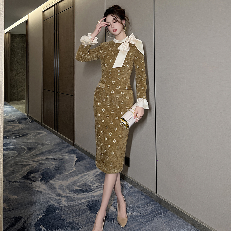 富家千金名媛风喇叭袖碎花连衣裙蝴蝶结飘带丝绒掐腰长袖包臀裙女