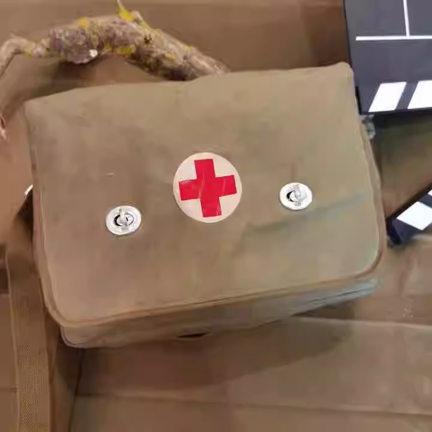 正品仓库库存79年越战防水卫生包.老挎包.户外背包红色军迷收藏