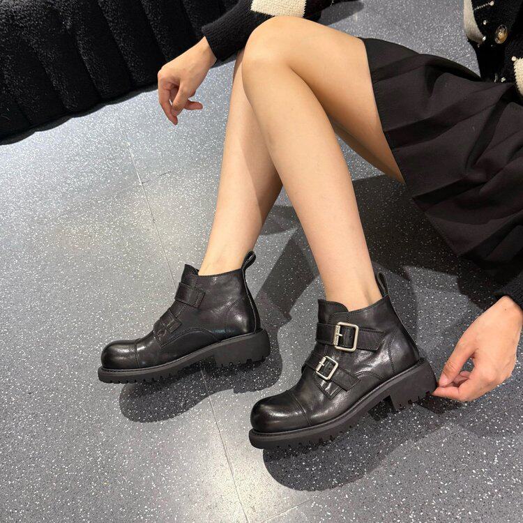 小个子增高短靴女2026秋季新款皮带扣骑士靴百搭时尚厚底马丁靴子