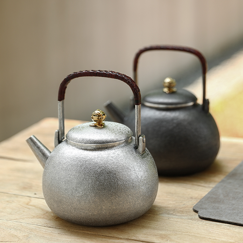一张打精工锤纹茶具釉面乾坤银壶