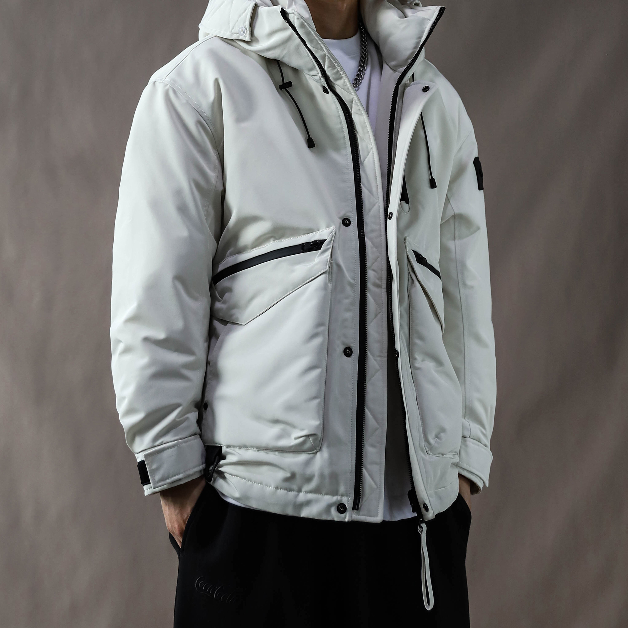 工装风连帽羽绒服男米色宽松户外多口袋加厚保暖外套2025有型机能