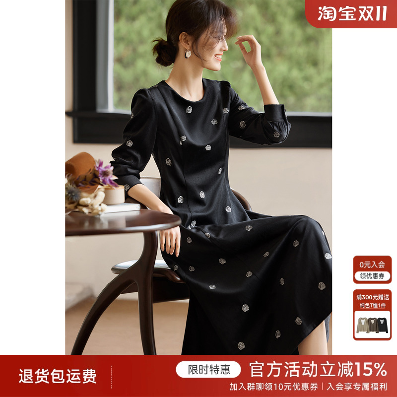 XWI欣未法式优雅玫瑰刺绣丝绒连衣裙女2024年冬季收腰显瘦小黑裙