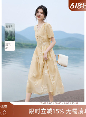 XWI欣未莱赛尔链条绣花连衣裙女夏季薄款V领收腰显瘦海边丁达尔裙