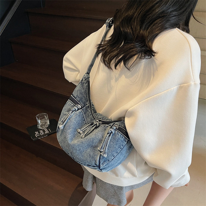 韩版ins新款高级感港风复古牛仔饺子包女休闲轻便逛街旅游斜挎包