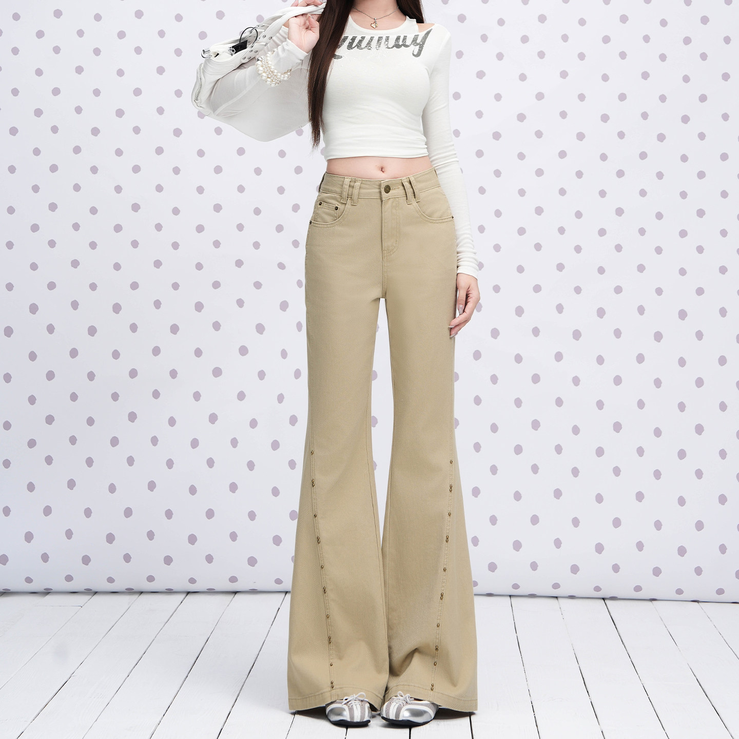 卡其色钉珠微喇不贴腿牛仔裤女2026秋装新款松弛慵懒风阔腿喇叭裤