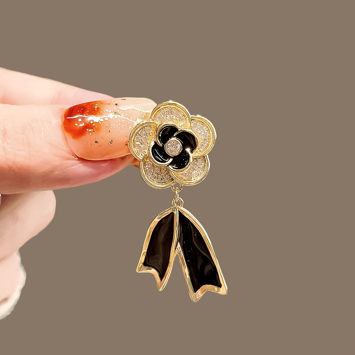 黑色山茶花小香胸针高档女复古创意胸花防走光扣别针开衫西服配饰