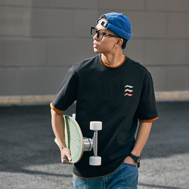 李宁短袖T恤男春运动生活系列时尚百搭透气常规短袖文化衫AHSU709