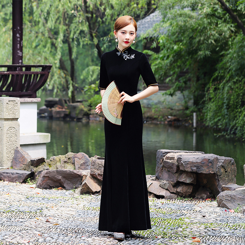 走秀旗袍2025春秋新款妈妈连衣裙中年婆婆改良旗袍金丝绒鱼尾旗袍