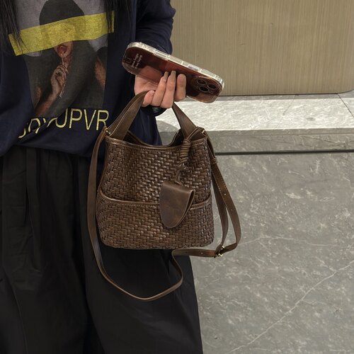 SELIN WEISS小众编织手提水桶包女2026款百搭通勤软皮单肩斜挎包
