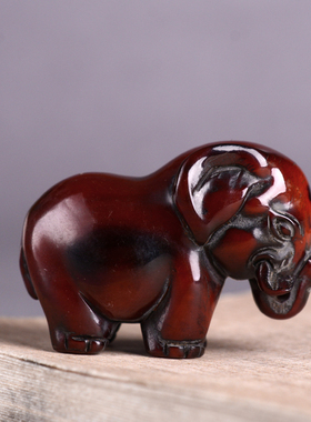 天然牛角雕件大象挂件斗牛吊坠龙鱼手把件男士古玩杂项文玩饰品